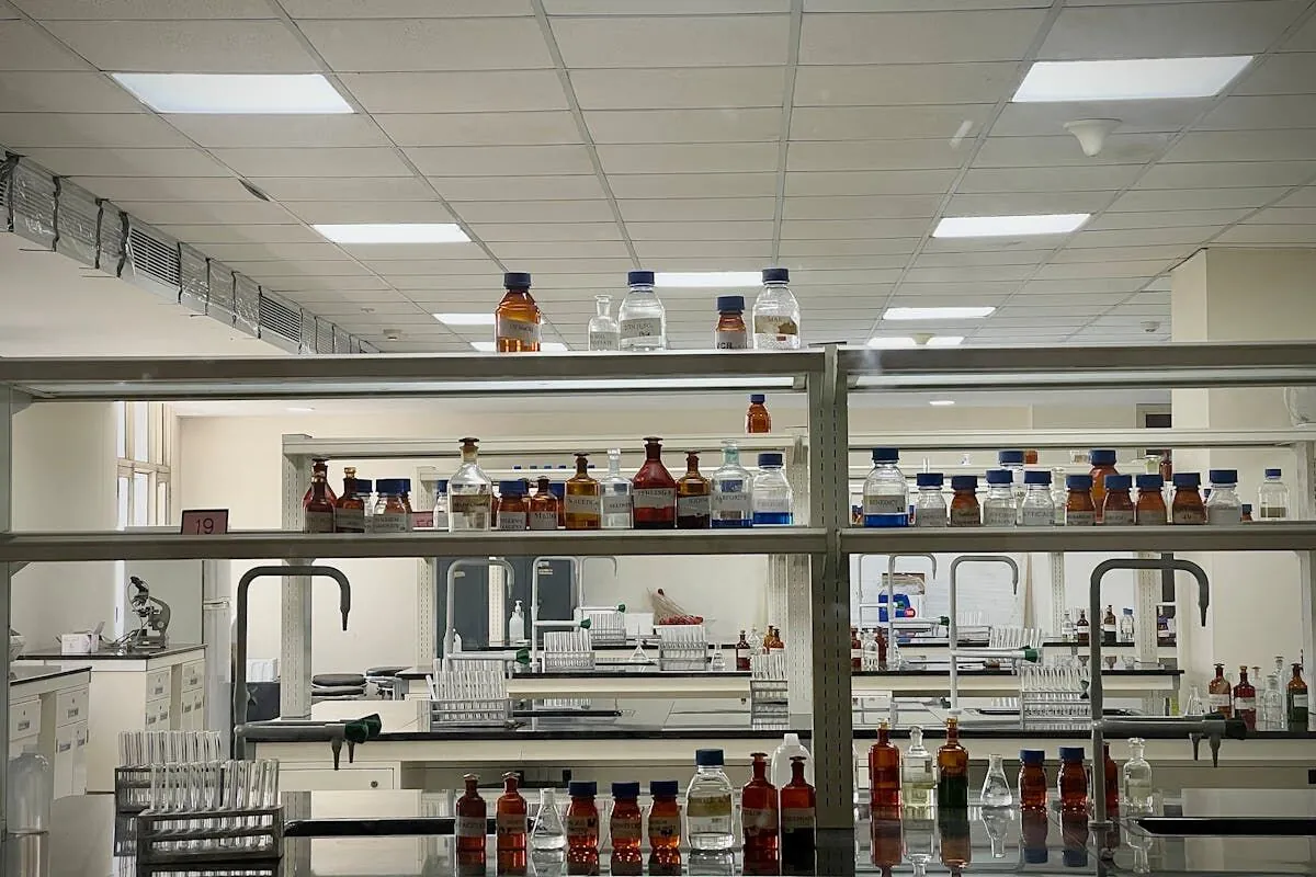 Guía completa de almacenamiento seguro de productos químicos para tratamiento de agua. Reglas de incompatibilidad, condiciones por tipo de producto, señalización y manejo de derrames.