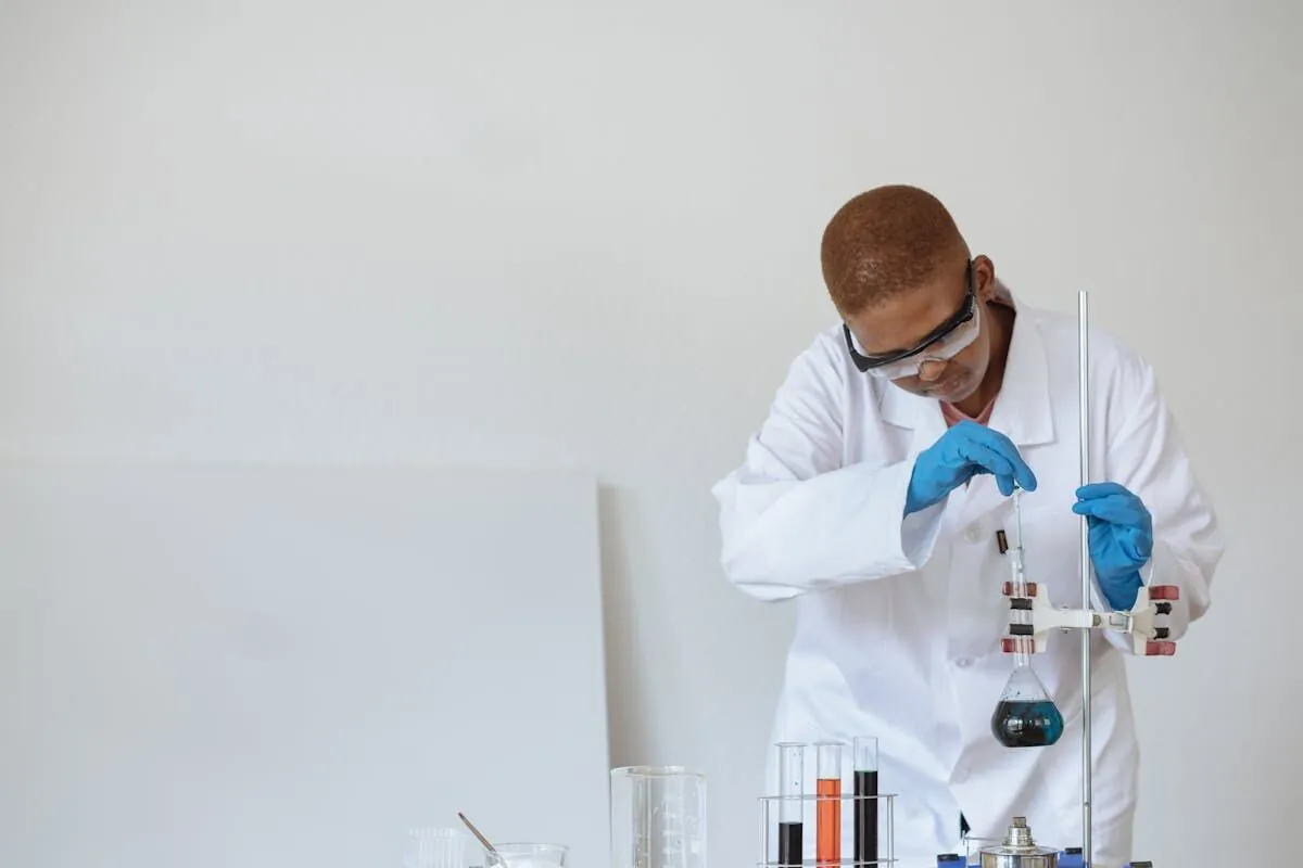 Aprenda a calcular la dosis correcta de productos químicos para tratamiento de agua. Fórmulas, conversiones, ejemplos prácticos con cloro e inhibidores, y cómo calibrar su bomba dosificadora.
