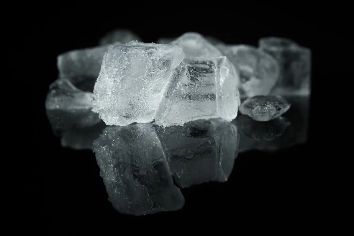 El hielo es uno de los riesgos sanitarios más ignorados en la industria hotelera y restaurantera. Conozca los parámetros microbiológicos, la NOM-201-SSA1 y cómo implementar un programa de control de calidad efectivo.