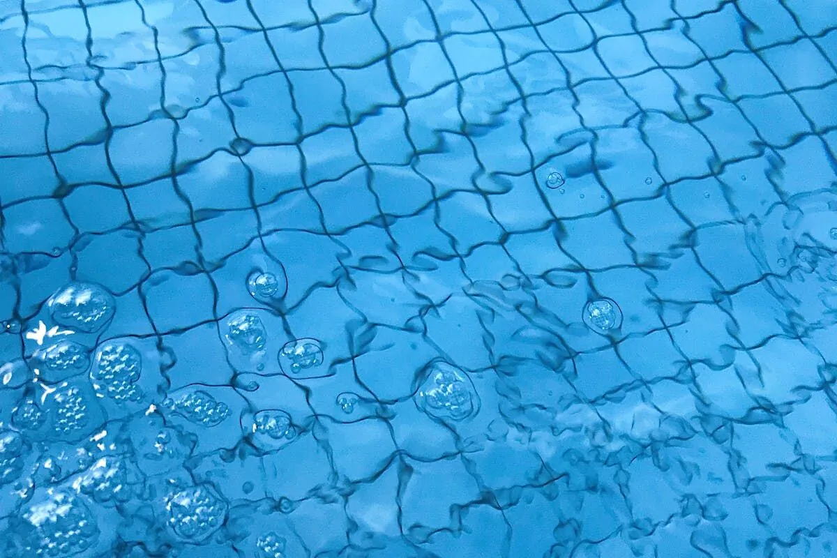 Guía operativa completa para el mantenimiento diario del agua de albercas en hoteles. Incluye rutina de medición, ajuste de químicos, retrolavado, supercloración y protocolos para temporada alta y lluvias.
