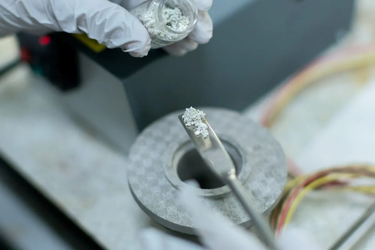 El pH es el parámetro más fundamental en tratamiento de agua. Conozca la escala de pH, sus efectos en corrosión e incrustación, rangos ideales por aplicación, métodos de medición y cómo ajustarlo correctamente.
