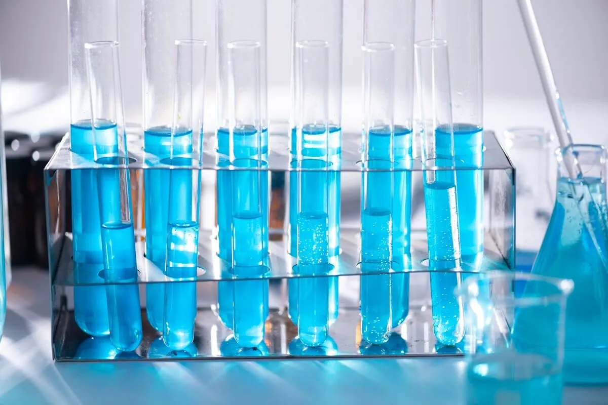 Descubra por qué el pre-tratamiento es crítico para la vida útil de sus membranas de ósmosis inversa. SDI, remoción de cloro, antiscalants y filtración multimedia como primera barrera.