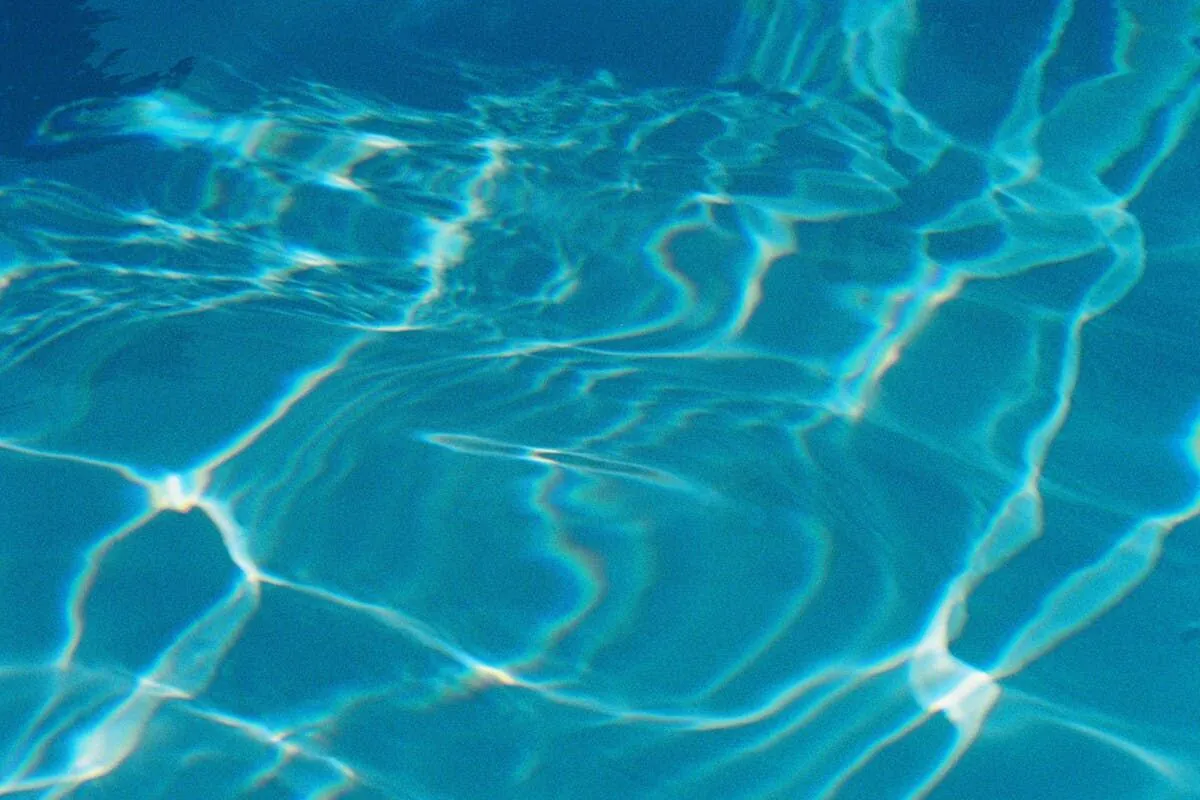 Diagnóstico rápido de los problemas más frecuentes en albercas de hoteles y condominios. Aprenda a identificar y resolver agua verde por algas, turbidez por filtración deficiente y olor a cloro por cloraminas.