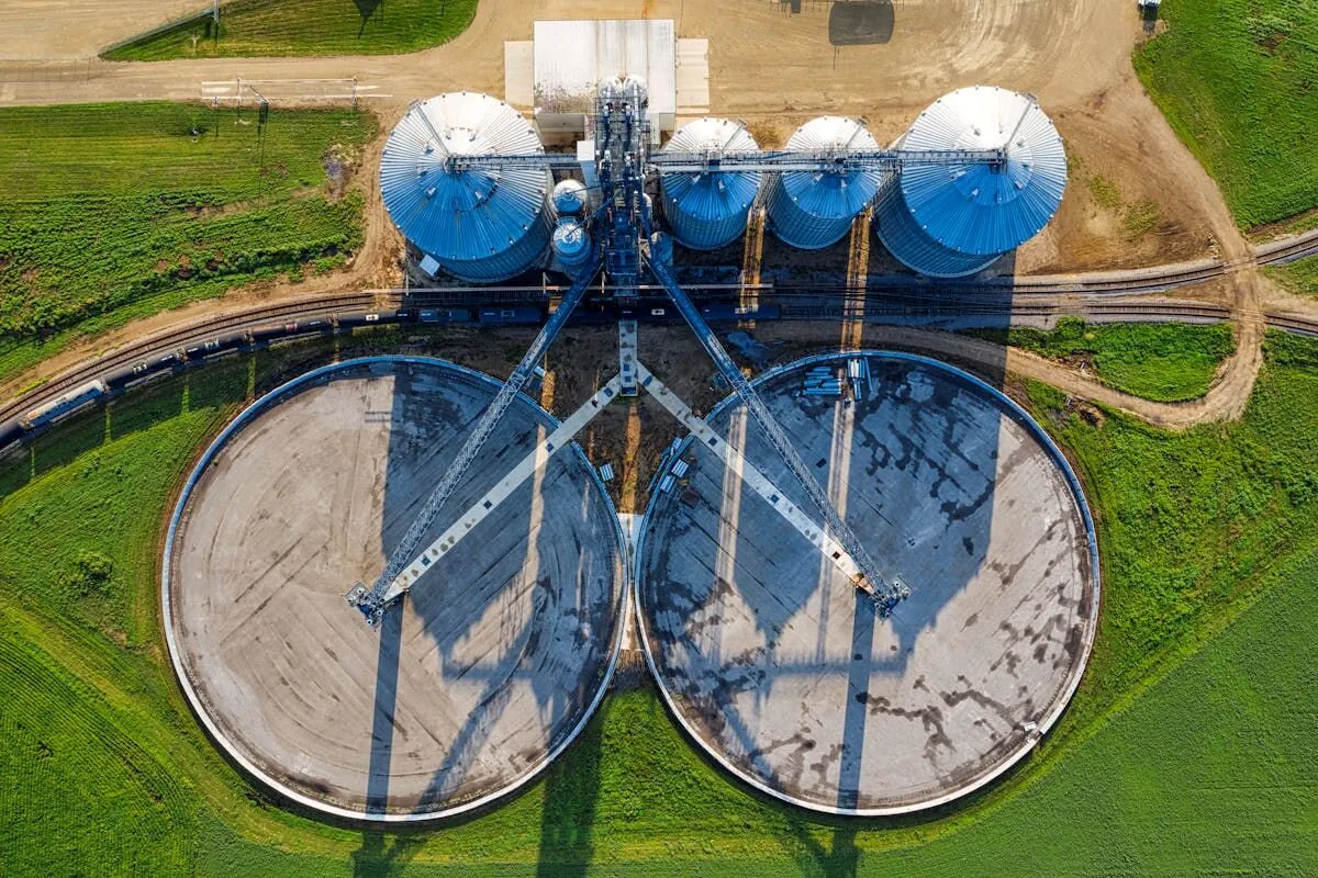 Guía completa sobre suavizadores de agua por intercambio iónico. Tipos de resina, dimensionamiento, regeneración, sal recomendada y solución de problemas comunes.