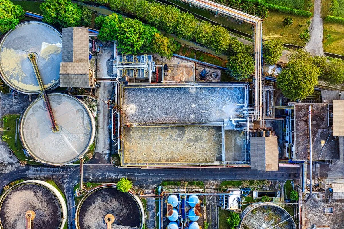 Guía técnica sobre tratamiento de aguas residuales industriales. Procesos primarios, secundarios y terciarios, parámetros de control (DBO, DQO, SST) y tecnologías para cumplimiento normativo y reúso.