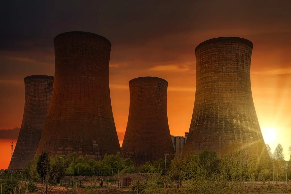 Los 3 problemas principales en torres de enfriamiento y cómo resolverlos con un programa de tratamiento químico efectivo. Corrosión, incrustación y fouling biológico bajo control.