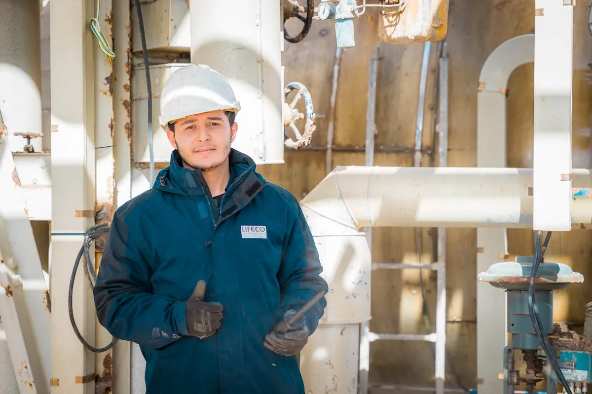Ingeniero en planta industrial realizando mantenimiento de sistemas de filtración de agua