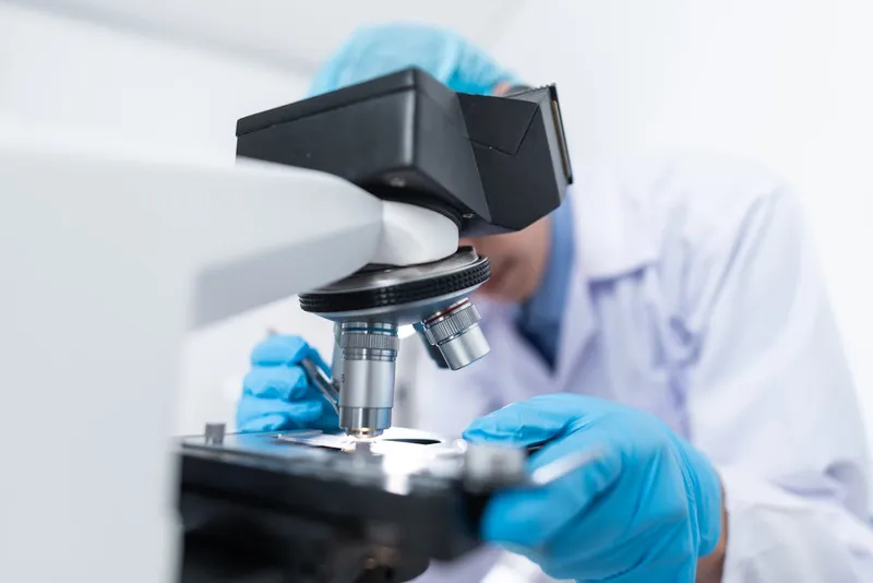 Especialista realizando análisis de agua en laboratorio