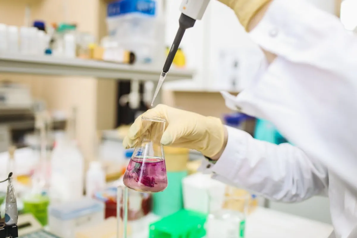 Científico analizando muestra de agua en laboratorio certificado