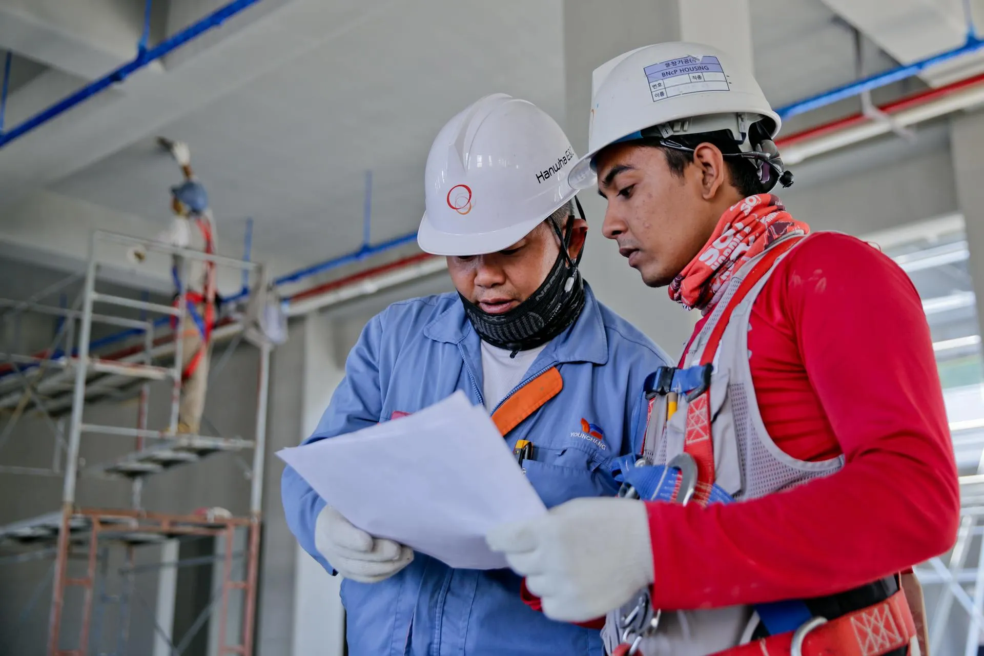 Equipo técnico de Grupo Eytra en una planta de tratamiento de agua